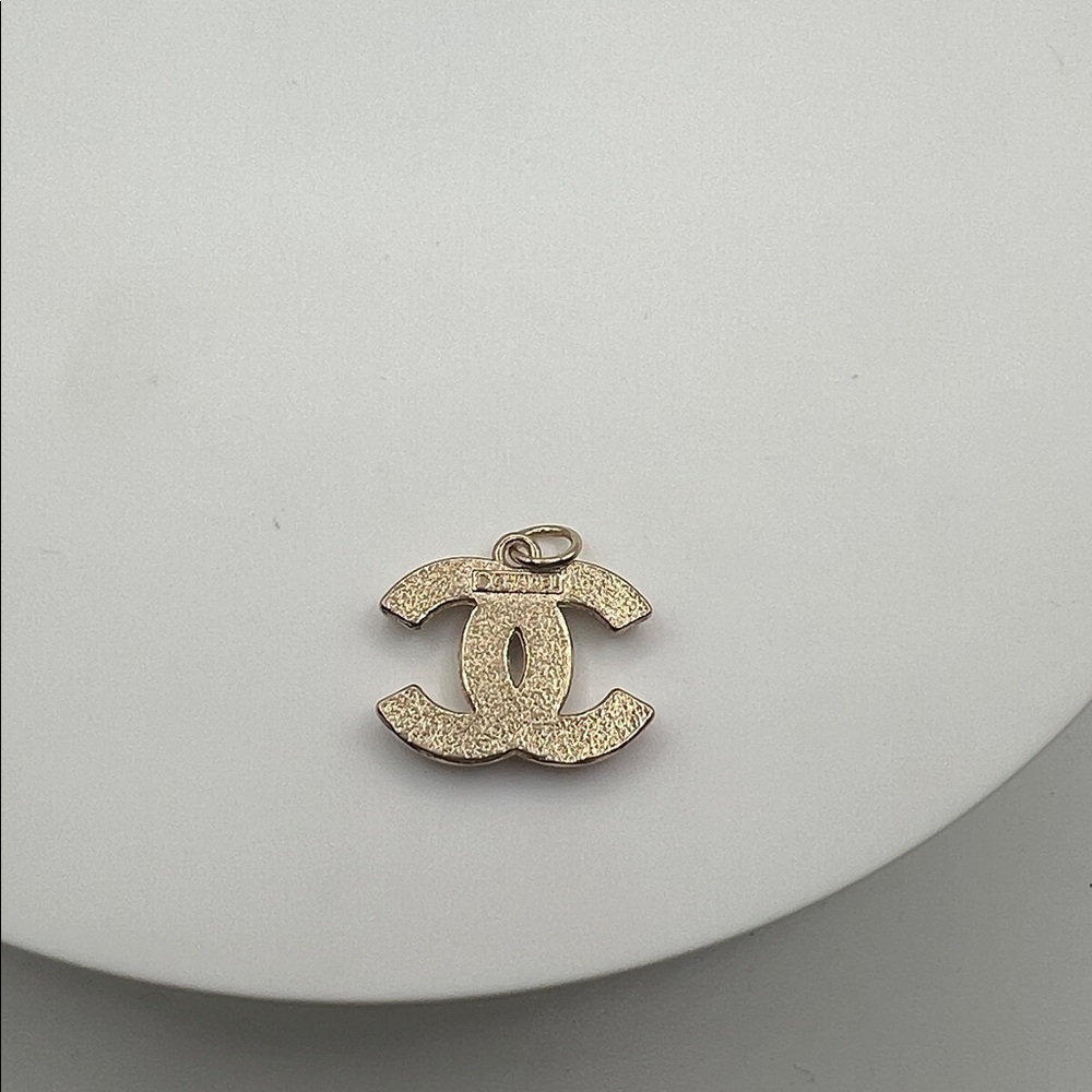 1497. Pink and Pearl Charm with Gold Finish. - Picture 3 of 3